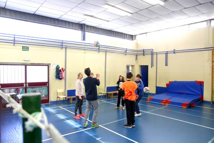 Día Multideportivo por la Integración y la Conciliación -  Imagen de los niños jugando al vóley.