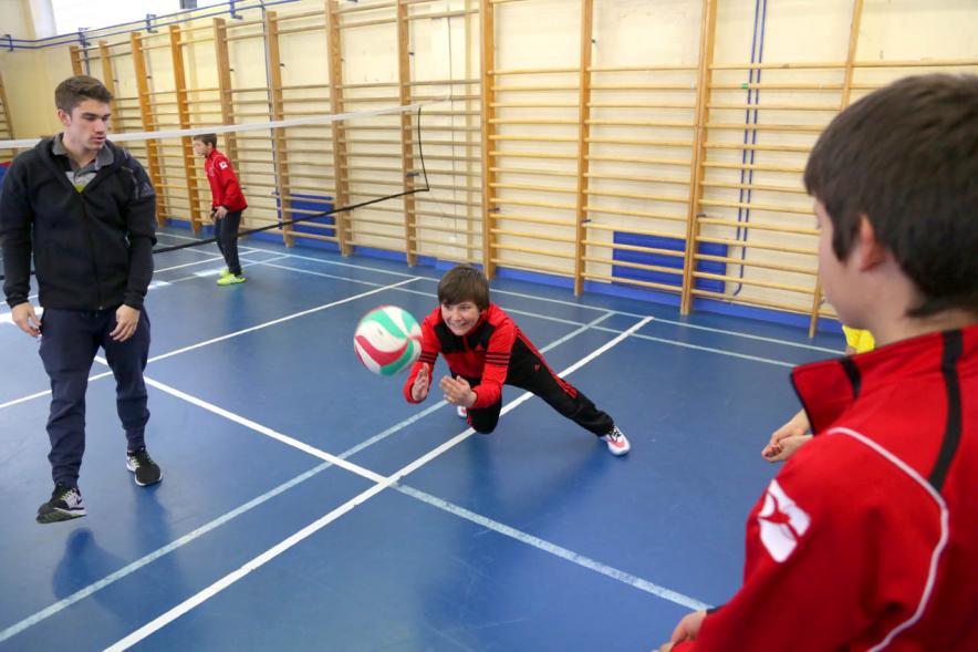 Día Multideportivo por la Integración y la Conciliación - Imagen de un niño jugando al voley.