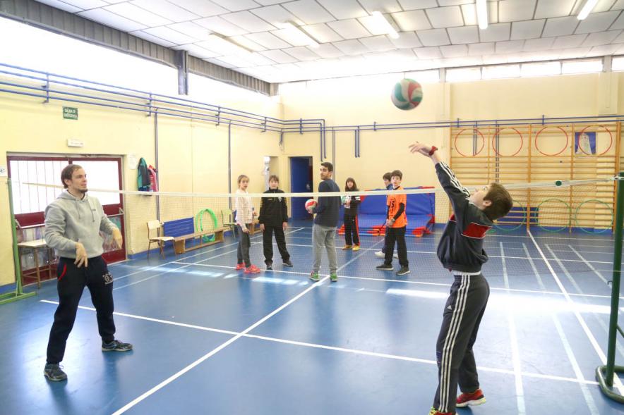 Día Multideportivo por la Integración y la Conciliación - Imagen de un grupo niños jugando al voley.
