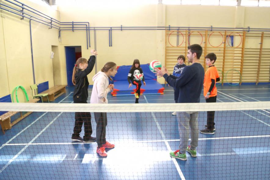 Día Multideportivo por la Integración y la Conciliación - Imagen de un grupo niños jugando al vóley.