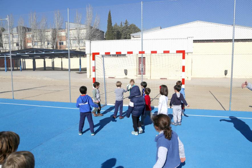 Día Multideportivo por la Integración y la Conciliación - Imagen de un grupo de niño jugando al balonmano.  