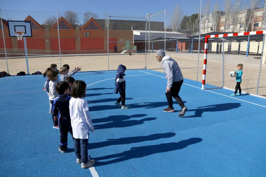 Día Multideportivo por la Integración y la Conciliación - Imagen de un grupo de niños jugando al futbol.