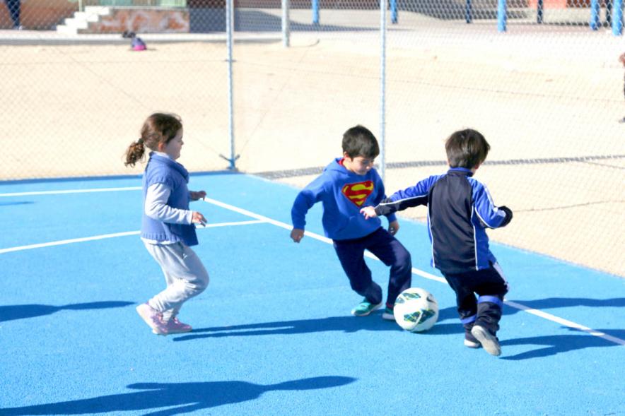 Día Multideportivo por la Integración y la Conciliación -Imagen de un grupo de niños jugando al futbol.