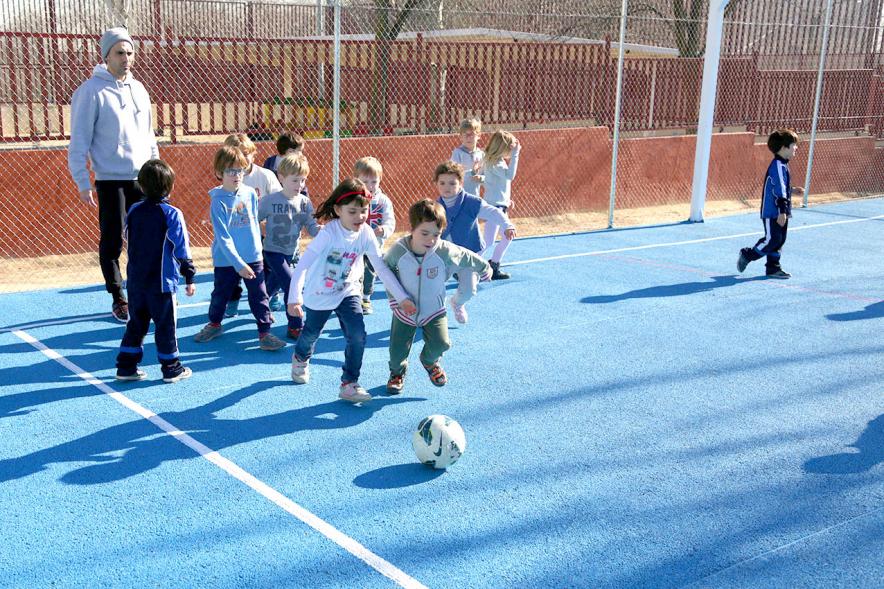 Día Multideportivo por la Integración y la Conciliación - Imagen de un grupo de niños jugando al futbol.