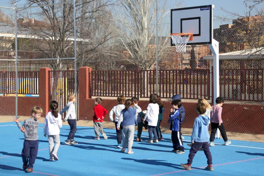 Día Multideportivo por la Integración y la Conciliación -Imagen  de los niños  jugando al baloncesto.