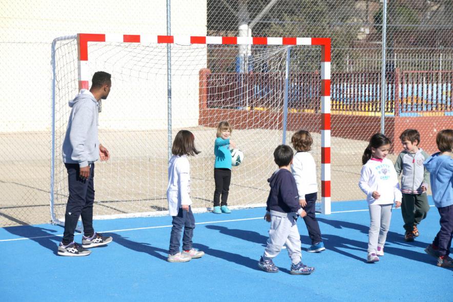 Día Multideportivo por la Integración y la Conciliación - Imagen del grupo de niños jugando al fútbol.