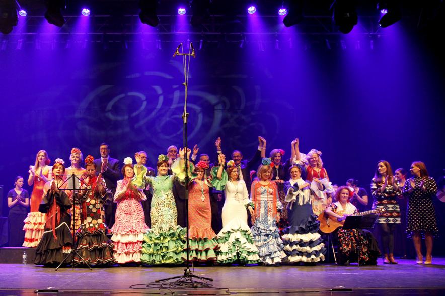 Día de Andalucía en La Esfera - Imagen de grupo rociero en un momento de su actuación.