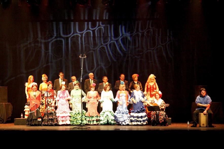 Día de Andalucía en La Esfera - Imagen de grupo de música andaluz en el escenario.
