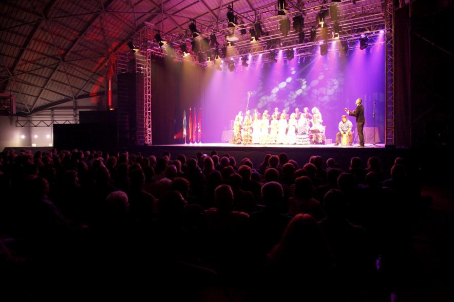 Día de Andalucía en La Esfera - Imagen de grupo de música andaluz en el escenario visto de lejos.
