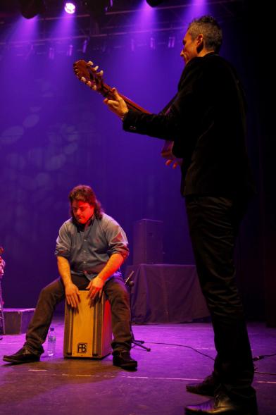 Día de Andalucía en La Esfera - Imagen músico tocando el cajón.