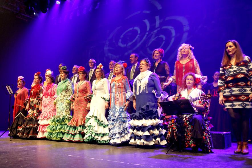 Día de Andalucía en La Esfera - Imagen de grupo rociero en un momento de su actuación.
