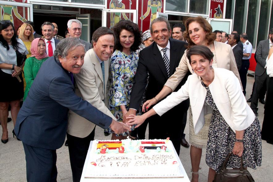 Día de Egipto en el Invernadero del Arroyo de La Vega -  Corte simbólico de la tarta inaugural.