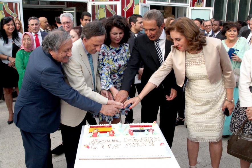 Día de Egipto en el Invernadero del Arroyo de La Vega - Las autoridades cortan  la tarta inaugural.