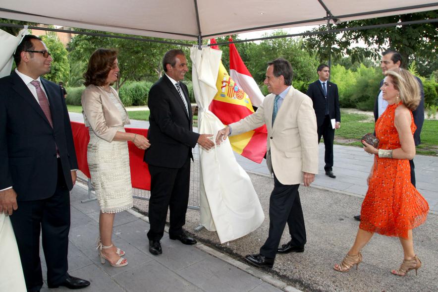 Día de Egipto en el Invernadero del Arroyo de La Vega - Saludo entre ambas autoridades.