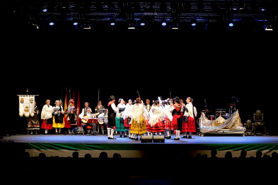 Actuación baile día de Extremadura 2017 Escenario lleno 