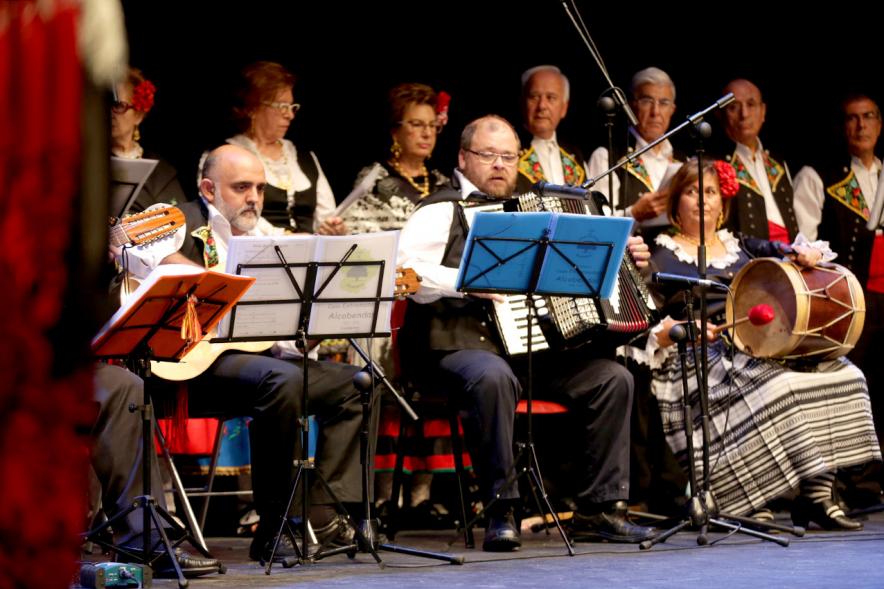 Actuación baile día de Extremadura 2017 Detalle músicos con partituras
