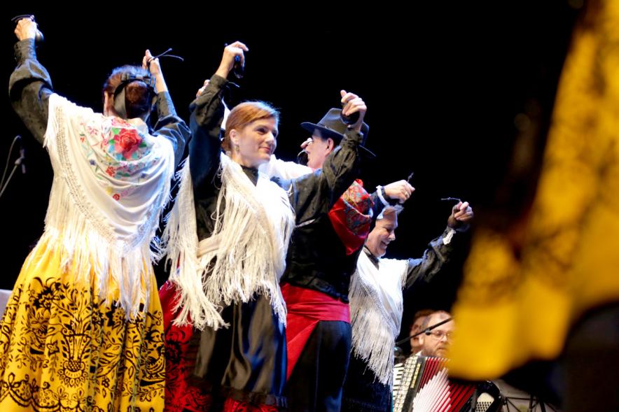 Actuación baile día de Extremadura 2017 Detalle Mujeres con castañuelas