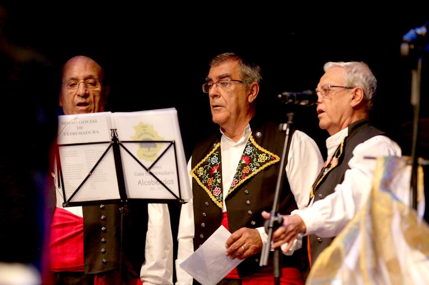 Actuación baile día de Extremadura 2017 Detalle tres cantantes