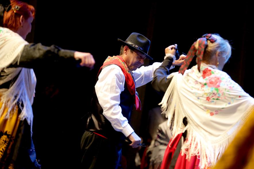 Actuación baile día de Extremadura 2017 Detalle bailarines de espaldas