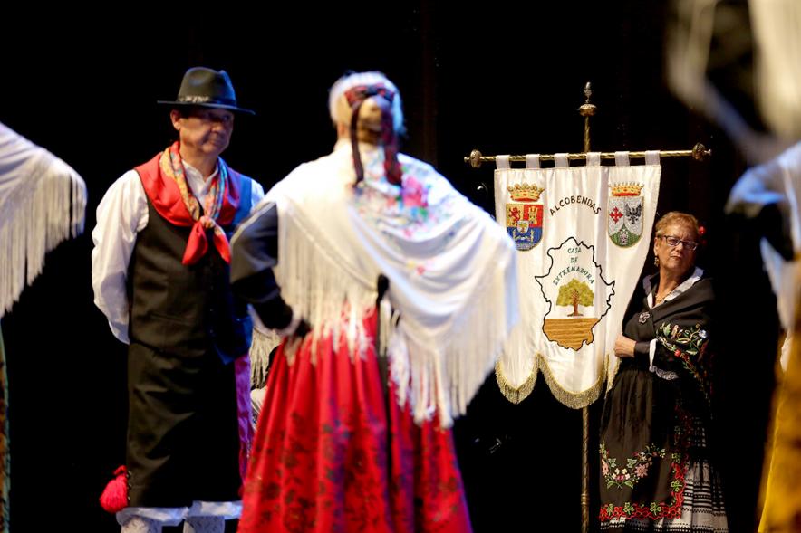 Actuación baile día de Extremadura 2017 Detalle bailarines con Banderín Alcobendas