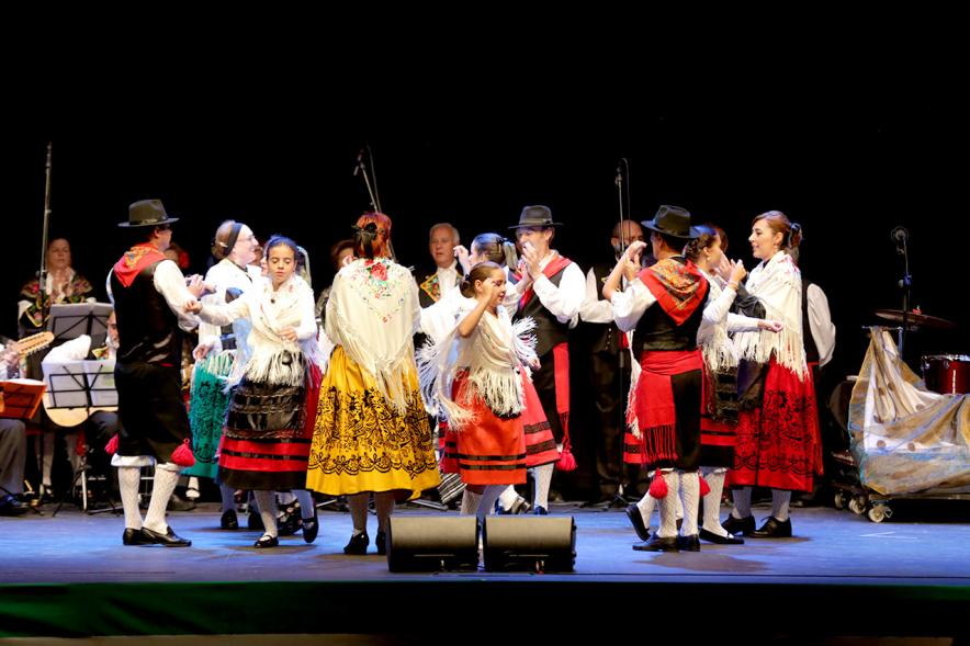 Actuación baile día de Extremadura 2017 toma general escenario