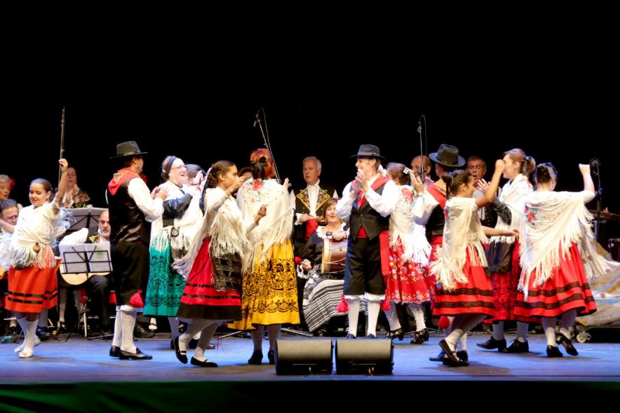 Actuación baile día de Extremadura 2017 Detalle escenario lleno