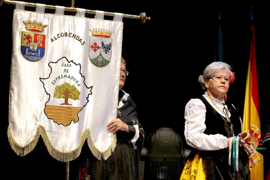 Actuación baile día de Extremadura 2017 Detalle presentación de banderas