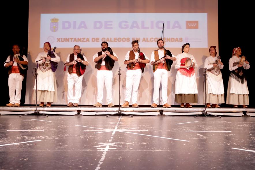 Día de Galicia 2016 -  Los gaiteros en el escenario.