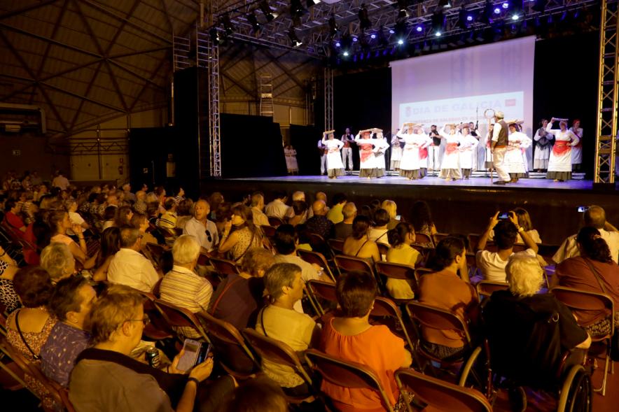 Día de Galicia 2016 -   Vista del escenario y de los asistentes.