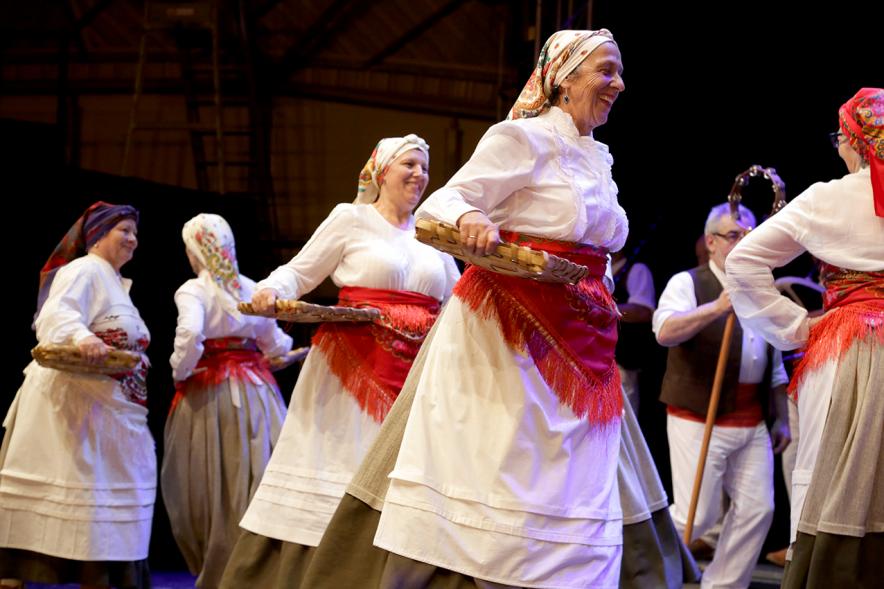 Día de Galicia 2016 -  Bailarines en el escenario.