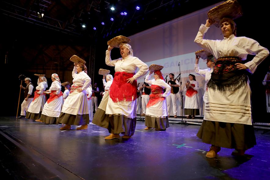 Día de Galicia 2016 -  Bailarines en el escenario.