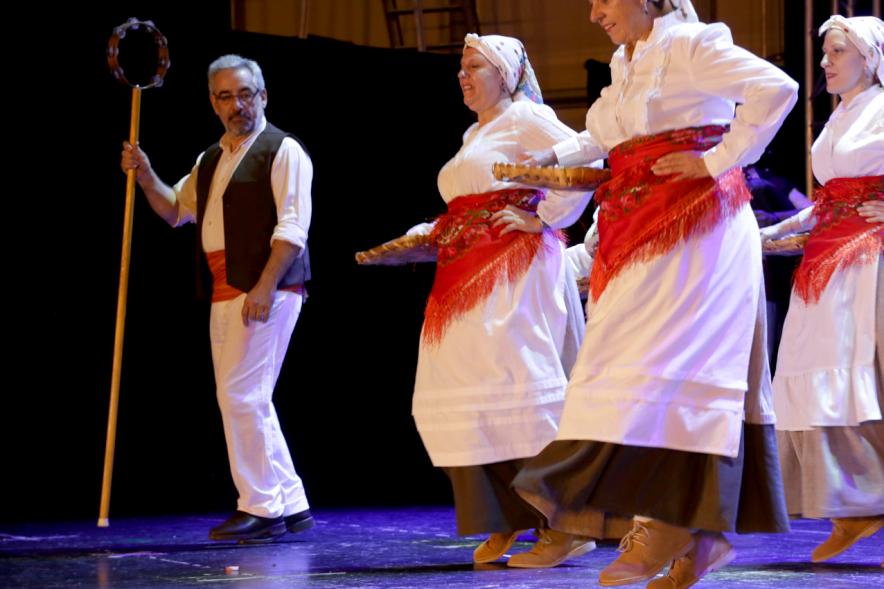 Día de Galicia 2016 -   Bailarines en el escenario.