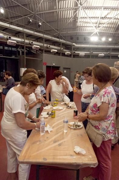 Celebración del Día de Galicia 2017 -  Los asistentes degustando el producto típico
