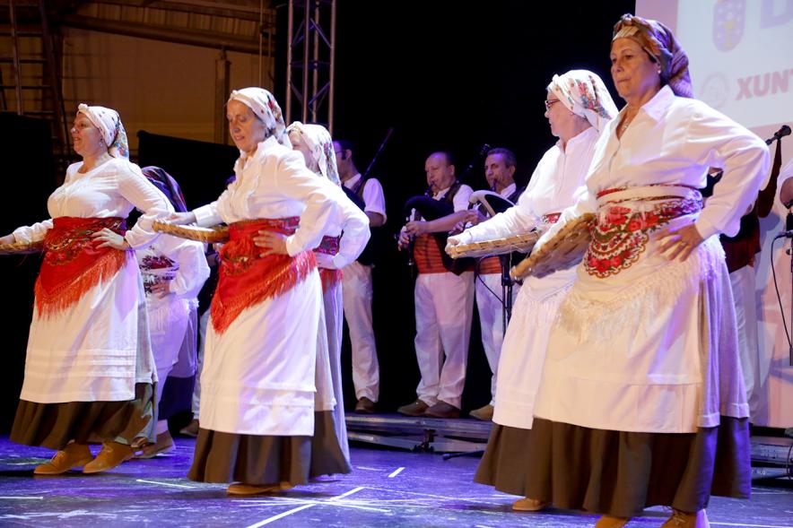 Día de Galicia 2016 -   Bailarines en el escenario.