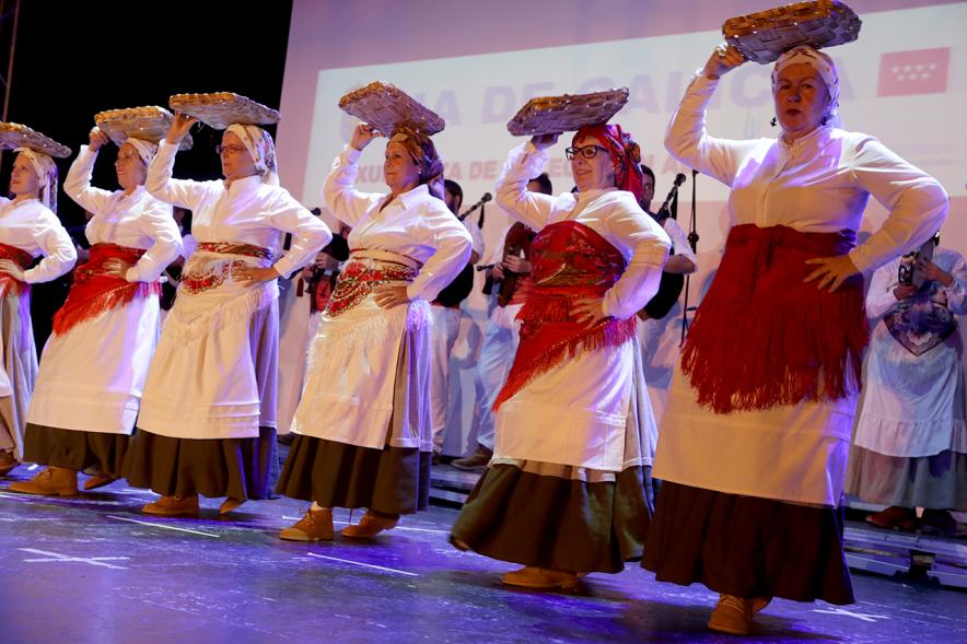 Día de Galicia 2016 - Bailarines en el escenario.  