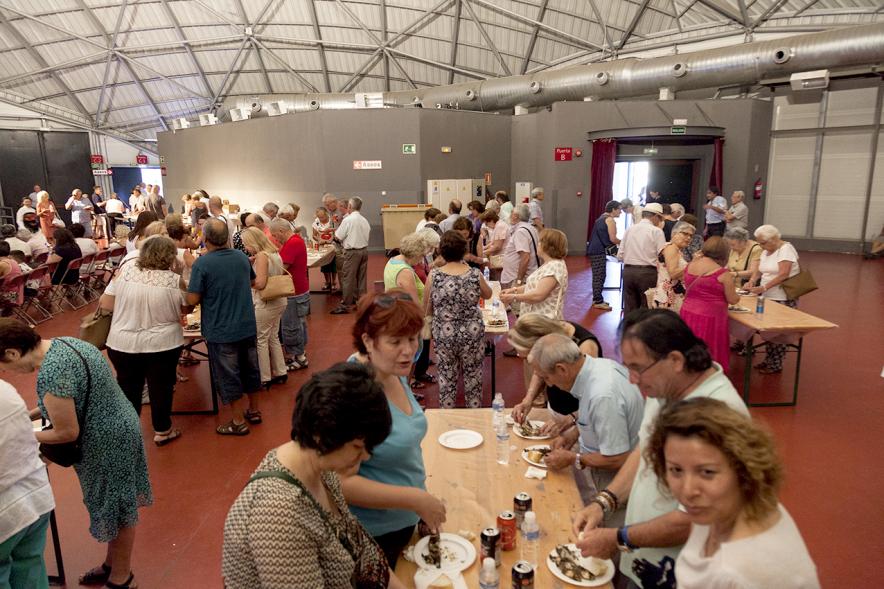 Celebración del Día de Galicia 2017 - Los asistentes degustando los productos típicos.