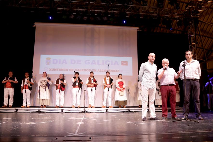 Día de Galicia 2016 - Bailarines y el concejal  en el escenario.  