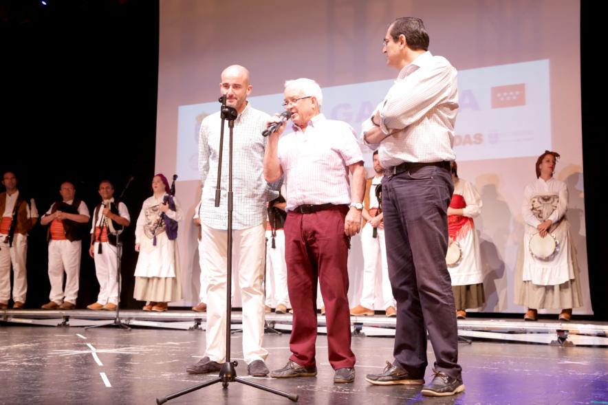 Día de Galicia 2016 -  Los organizadores y el concejal  en el escenario.