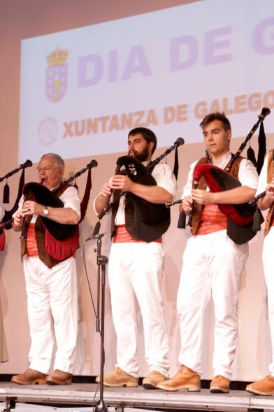 Día de Galicia 2016 - Gaiteros en el escenario.