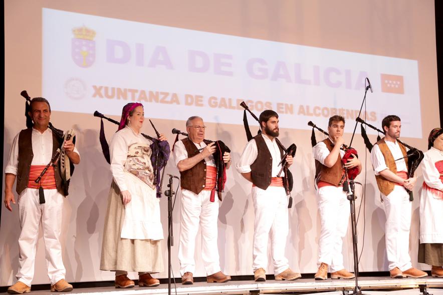 Día de Galicia 2016 -  Los gaiteros en el escenario.