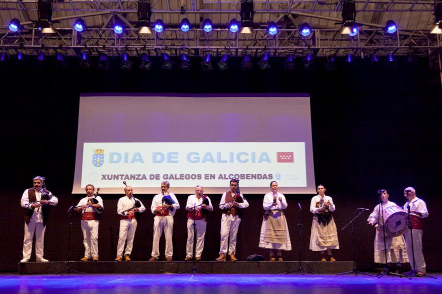 Celebración del Día de Galicia 2017 - Actuación de los gaiteros  en el escenario.