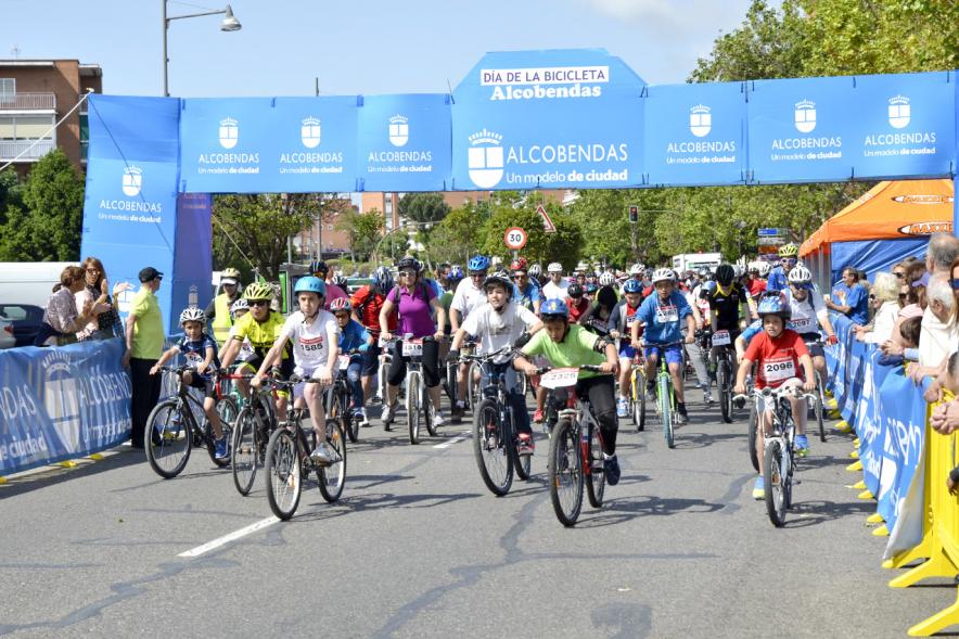 Pancarta de salida con participantes