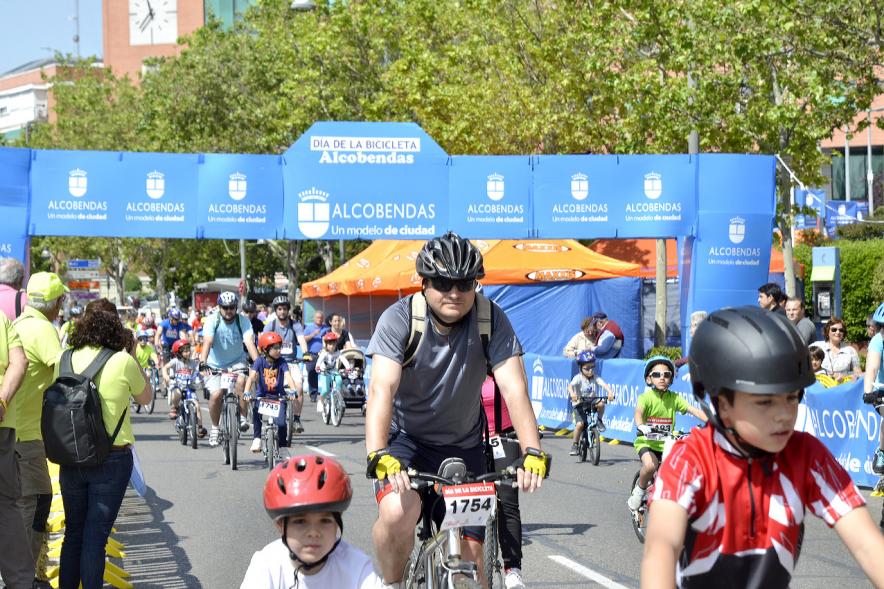 Participantes en bici durante el evento