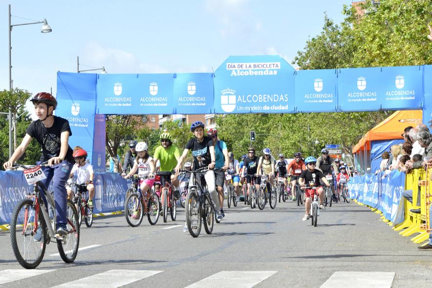 Participantes en bici durante el evento