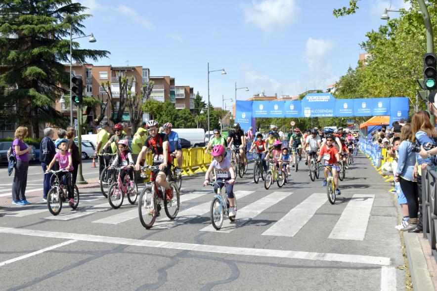 Participantes en bici durante el evento