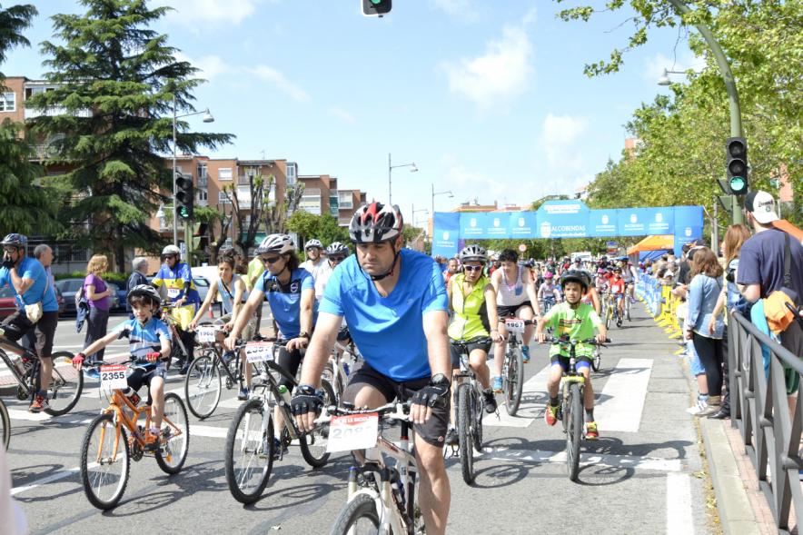 Muchedumbre en bicicleta durante el evento