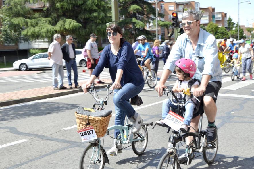 Participantes con bebe niña pequeña en cestita de la bici
