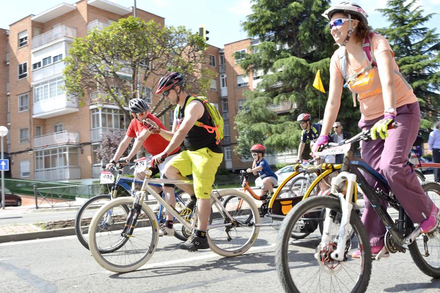 Participantes en bici durante el evento