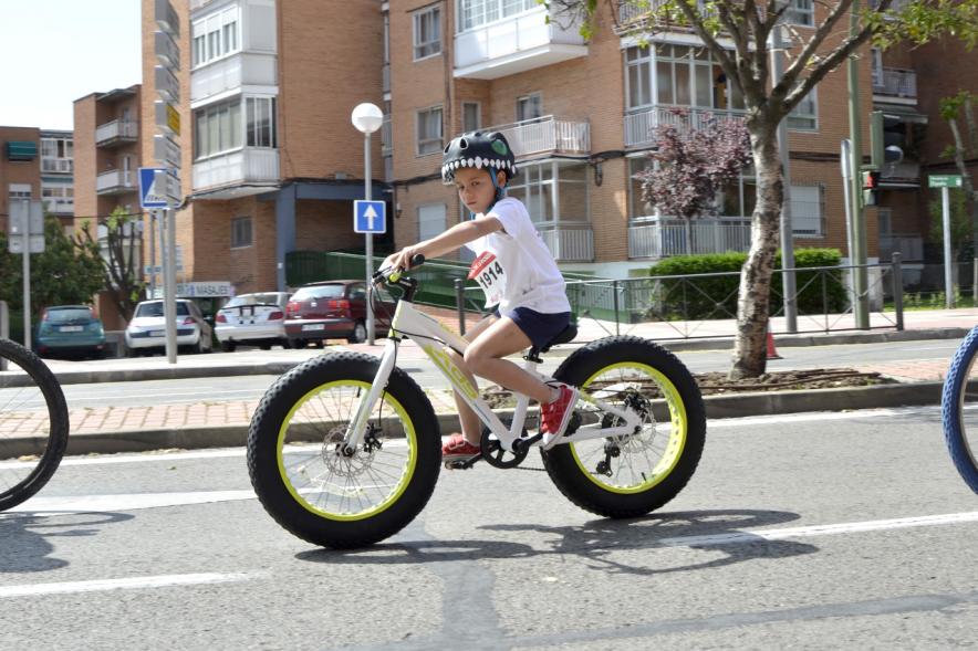 Niño participante montando en su bici