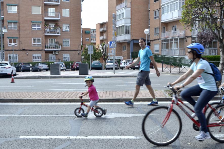 niño participante futuro en bici